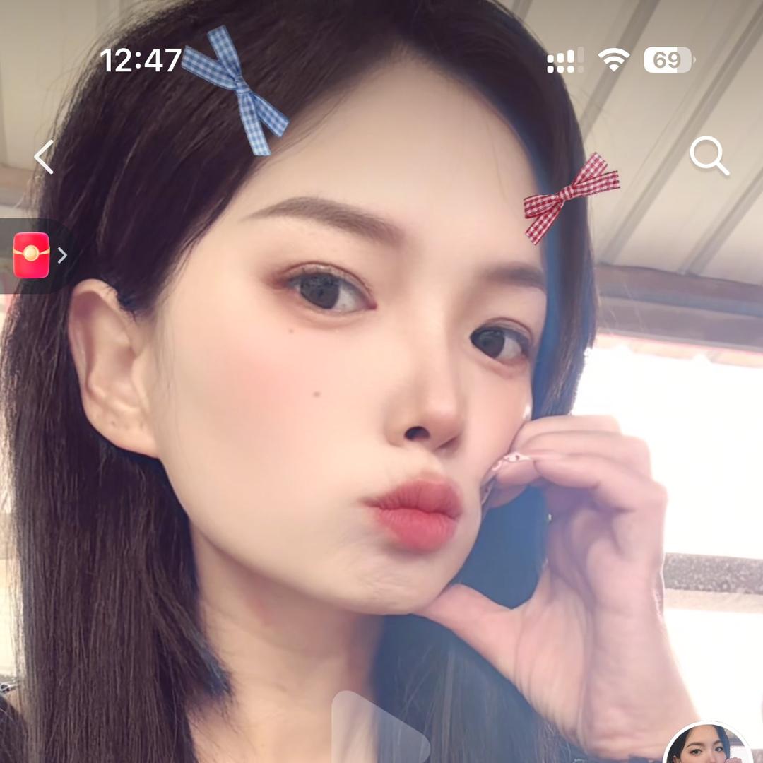 单亲妈妈一个人带着孩子生活，工地上刮腻子