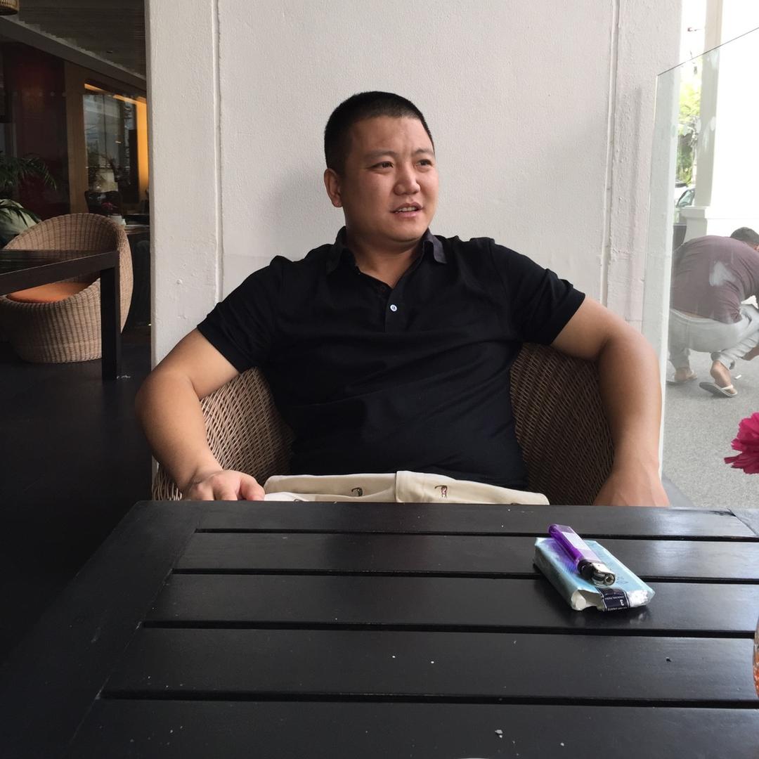 王 飞