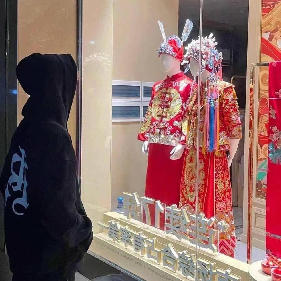 满船清梦压星河..