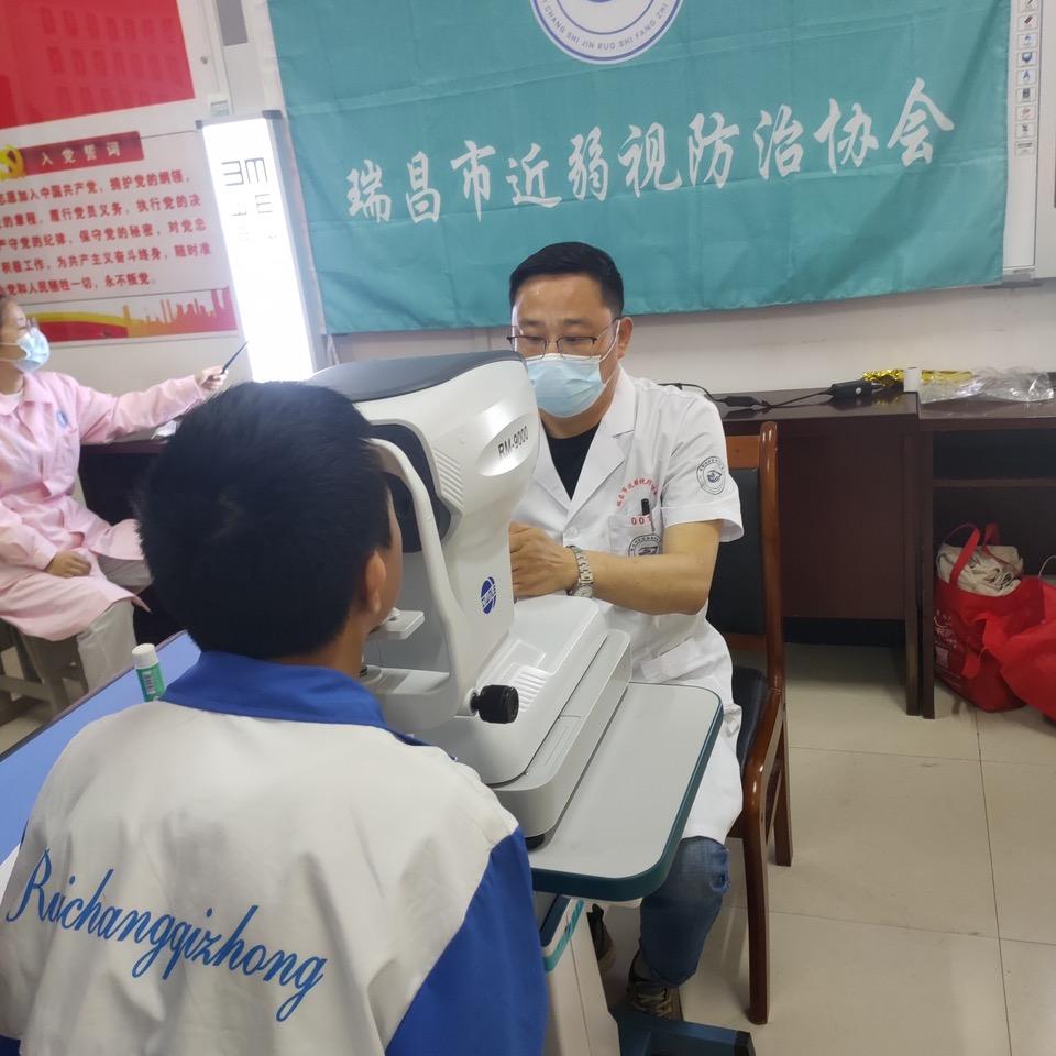 瑞昌新强眼镜幸志强
