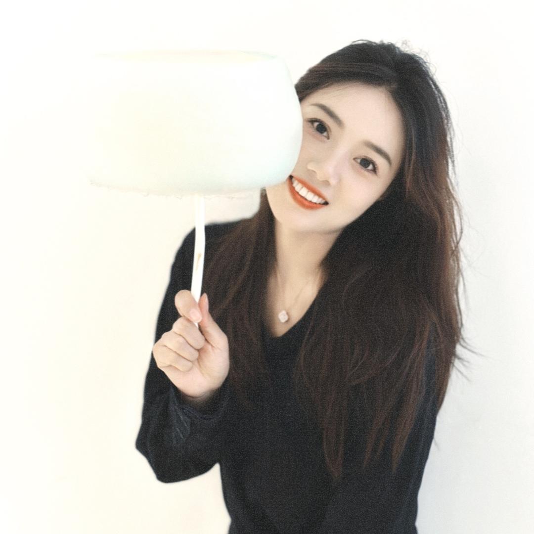 何小雅.