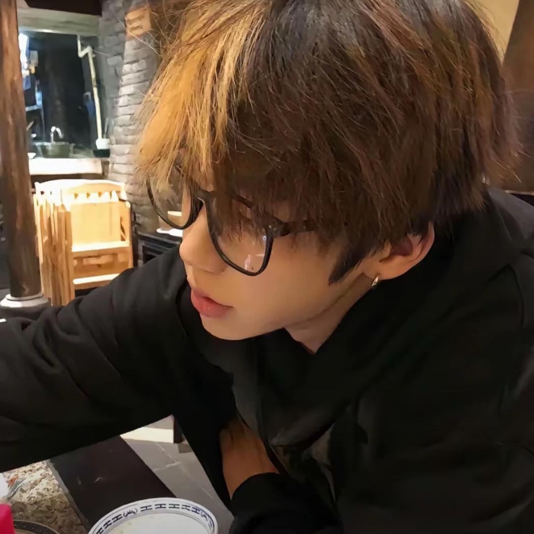 假装忧郁被人打