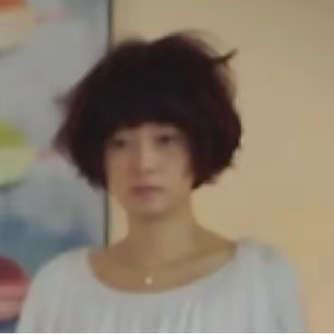 一朵风中摇曳的水仙花