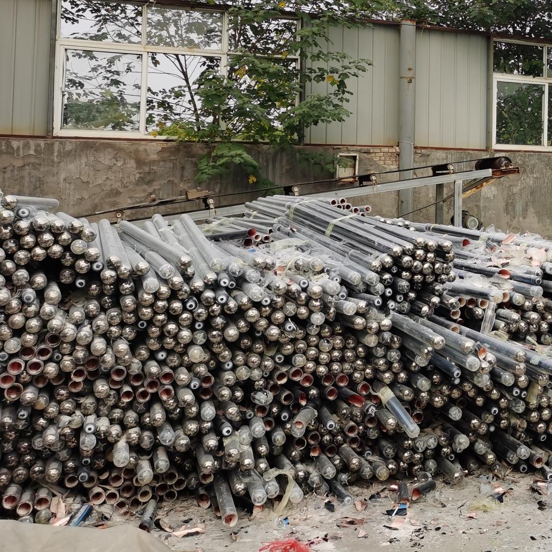 老兵回收太阳能管碎玻璃