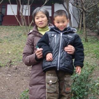 娇羞处男在公交车上轮流被18个大美女让座