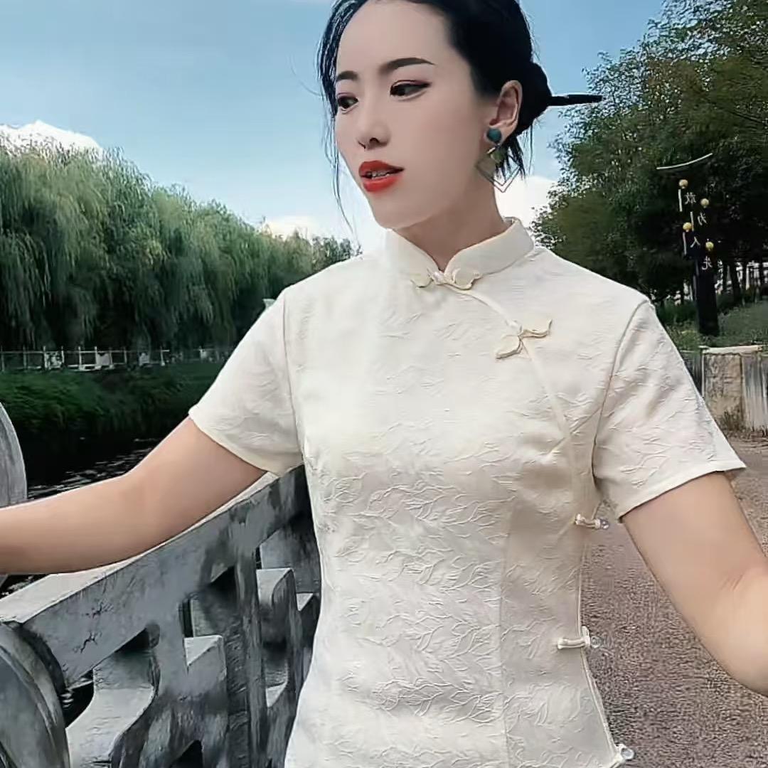 依媚