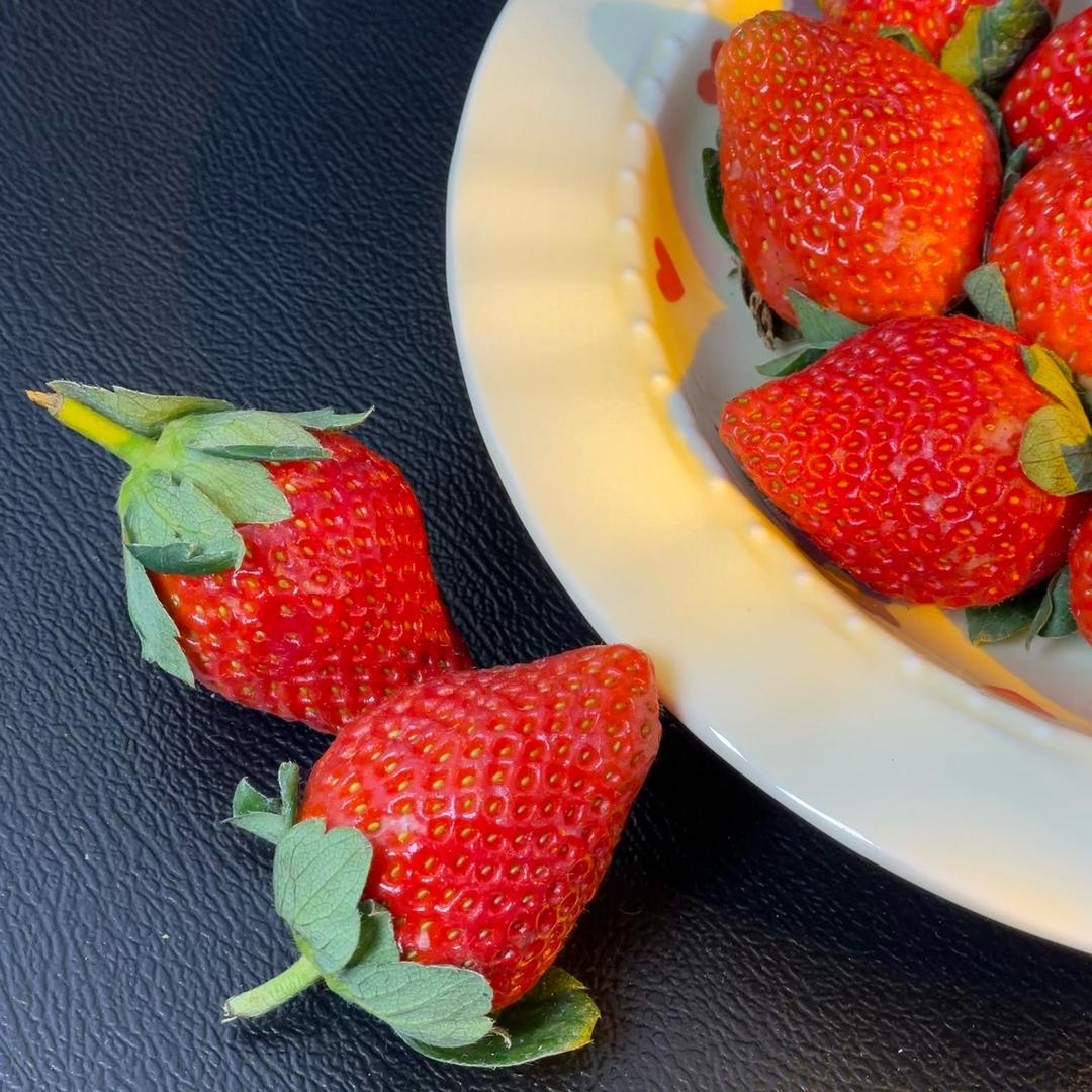 三个何桃吃饱饱