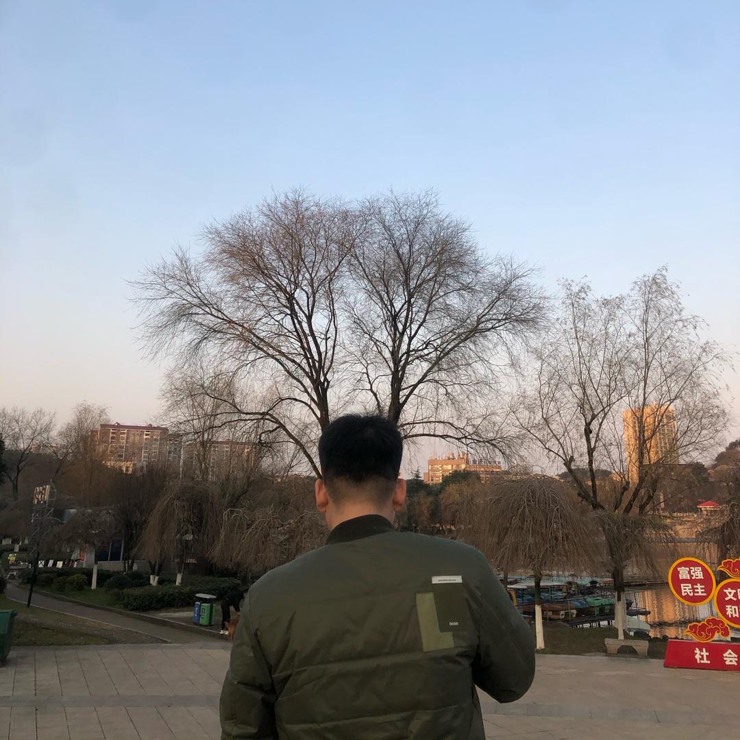 传奇酒吧咨询订台小彭.