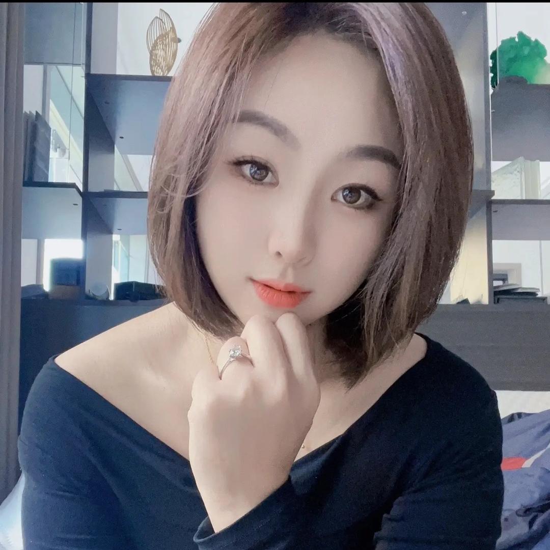 摇晃的红酒杯