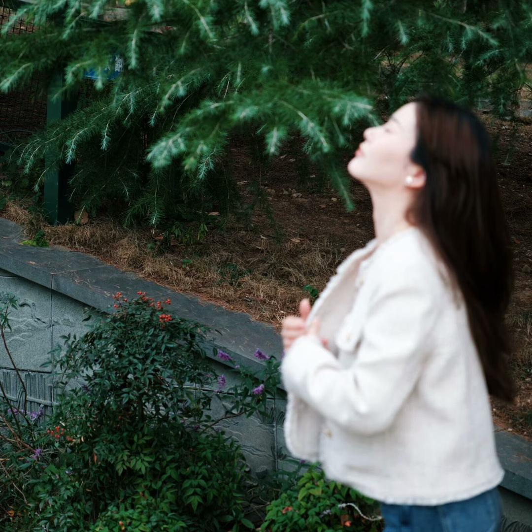 对方正在长头发～