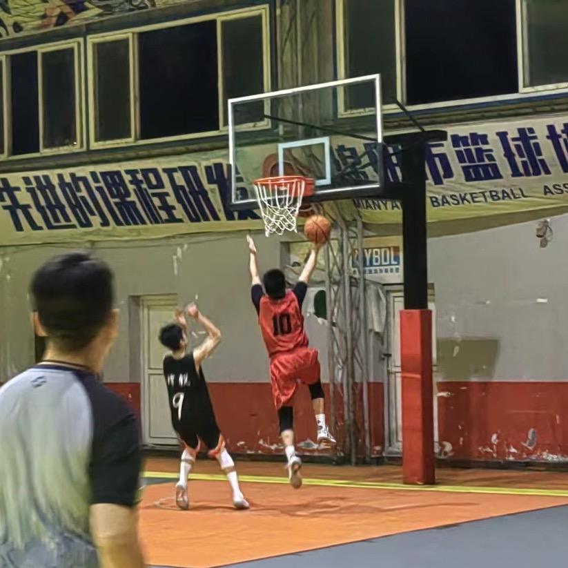 打篮球的李先生