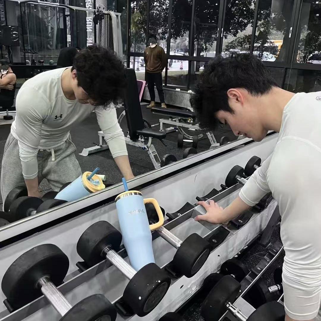 骑着老婆婆过马路