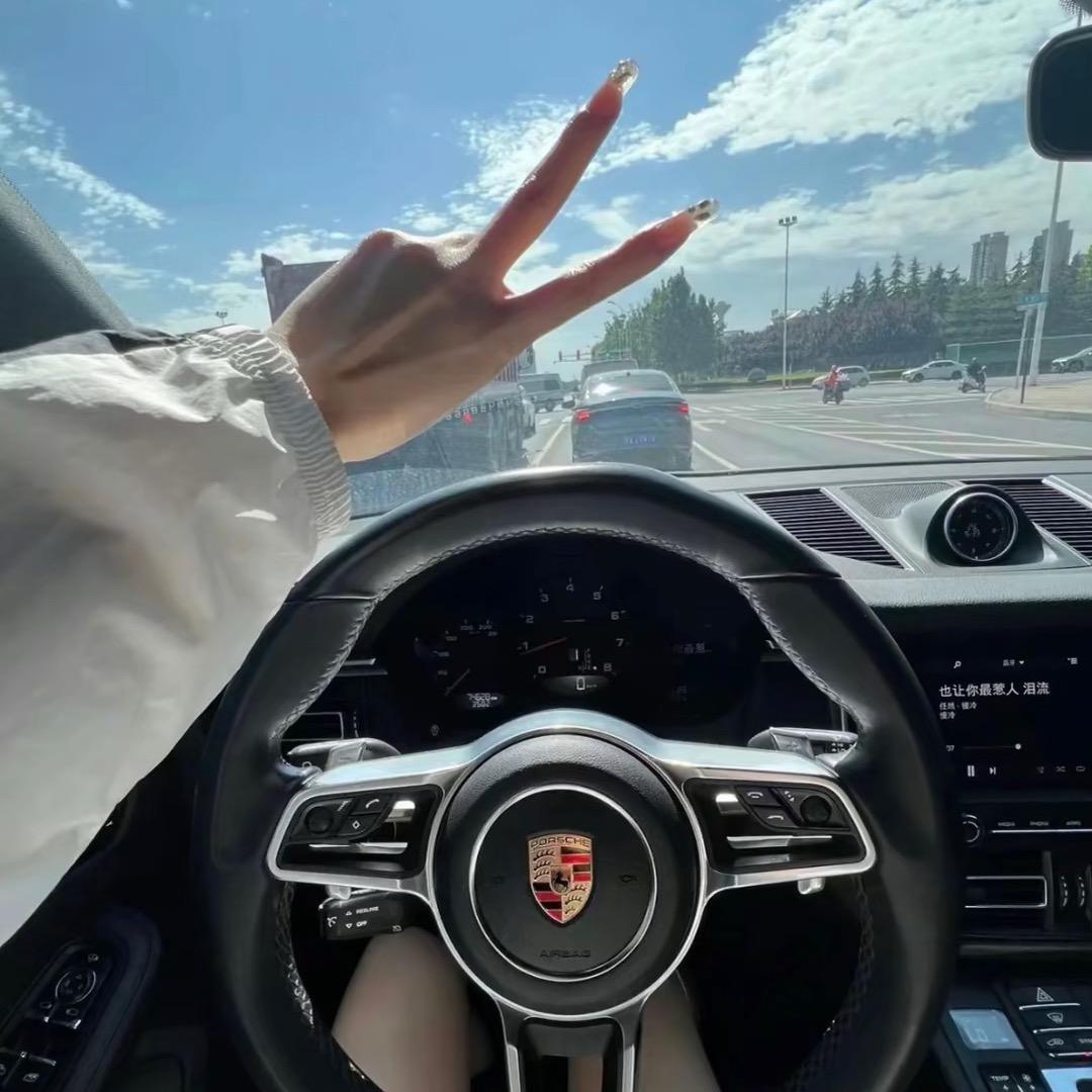 性感少女（豪车婚车租赁）