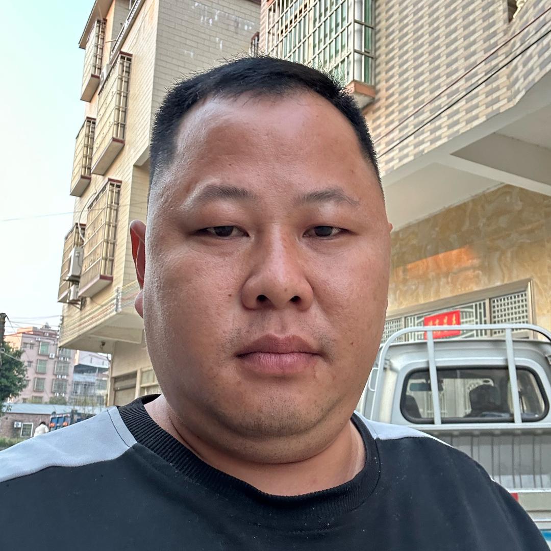开拖拉机的小伙子