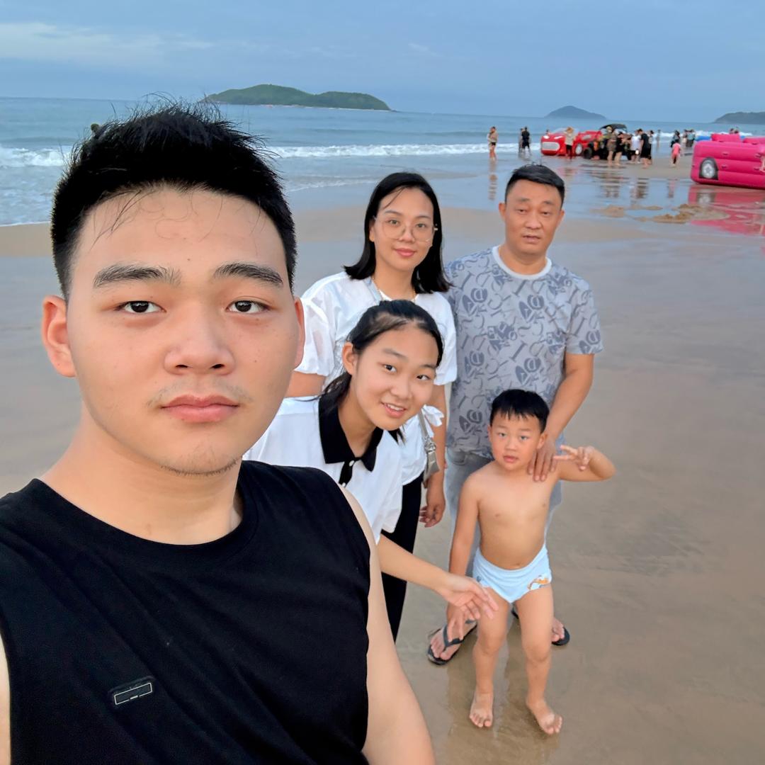 正在通往富婆路上的小负婆