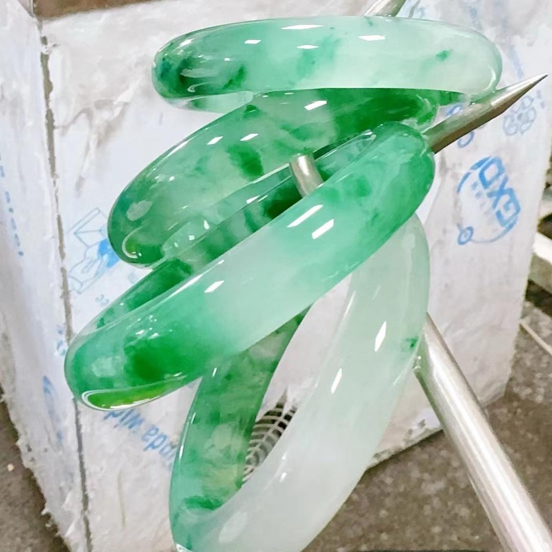 俞华晟缘非洲翠手镯挂件珠子原石工厂