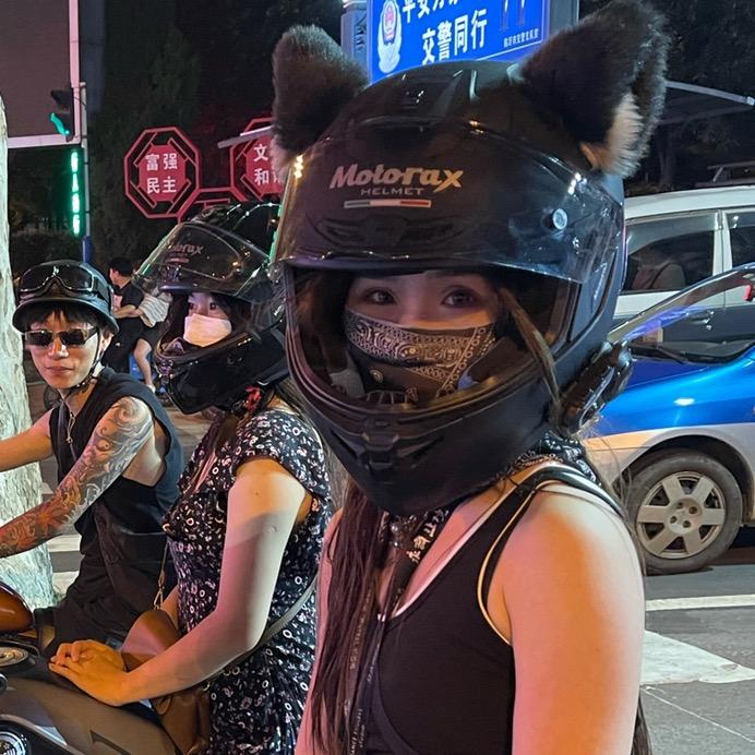 安稳骑车的大璇子