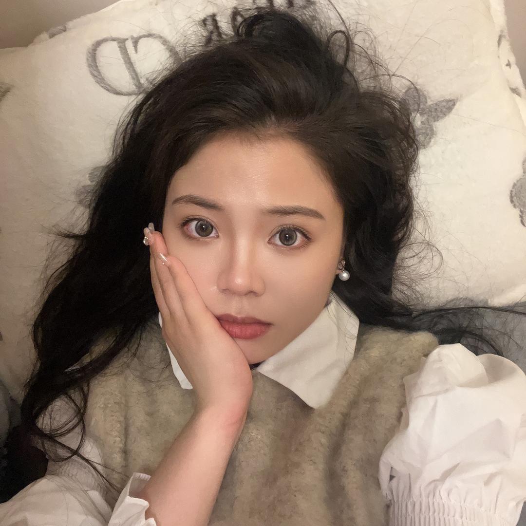 YY~