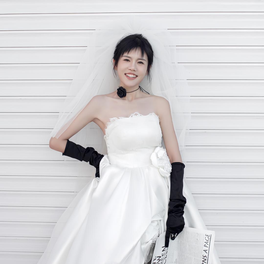 XIAO HOU °