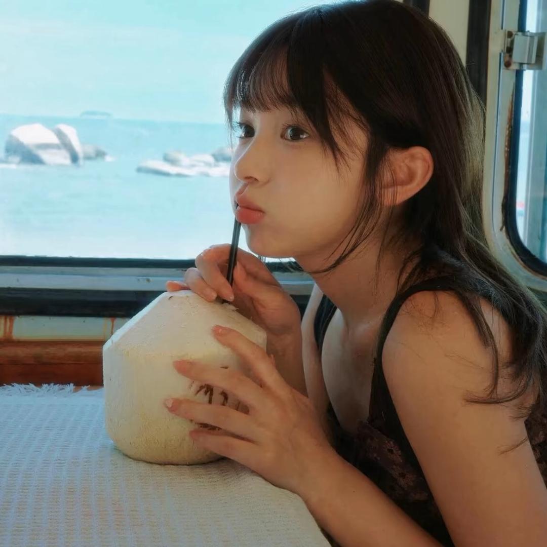 卖萌被打歪一颗牙^