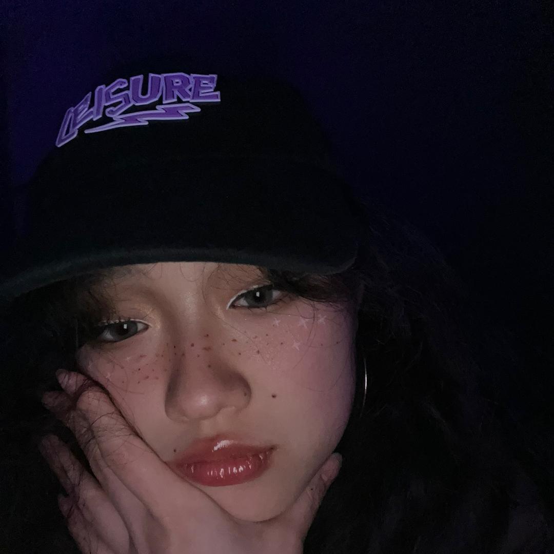 👩‍🦱