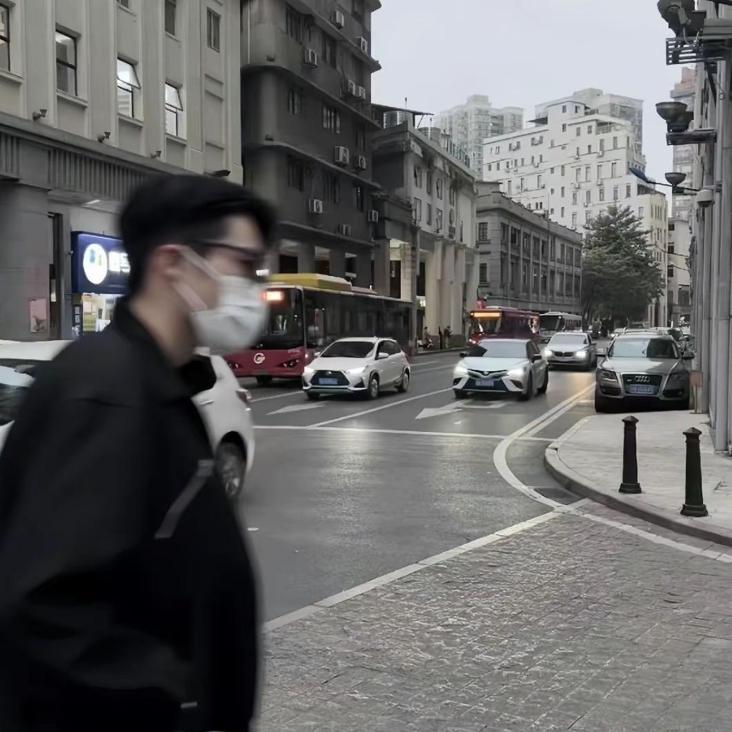鲁 R ·