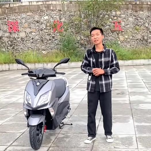 不戴手套的小邦