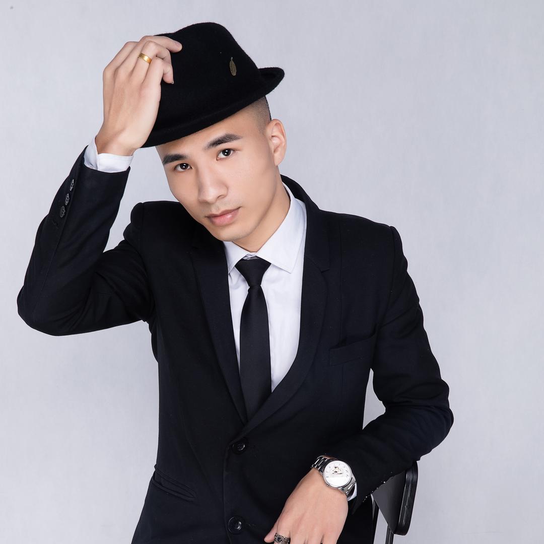 发型师      帽子哥