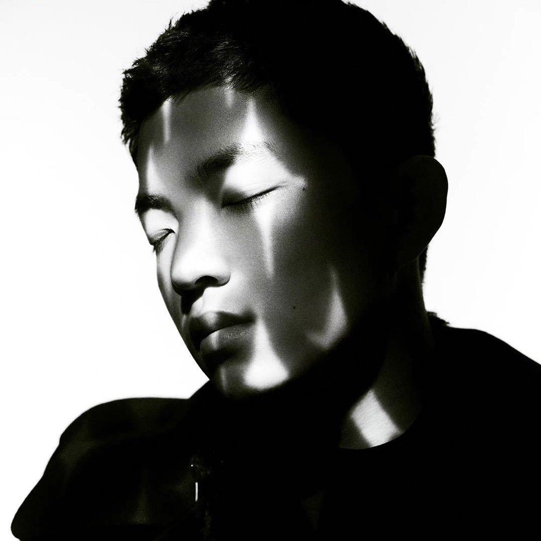 平凡                 ×