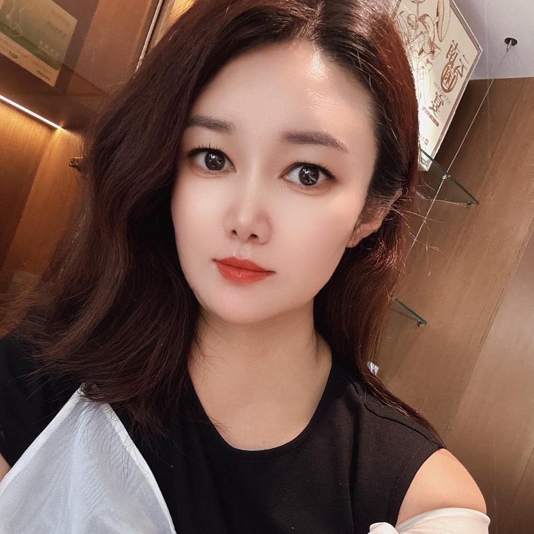 一个卖银魅红酒的小姐姐