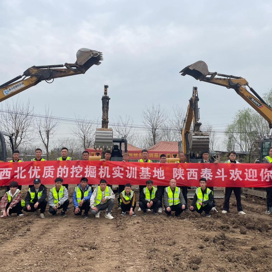 教挖掘机的刘师傅