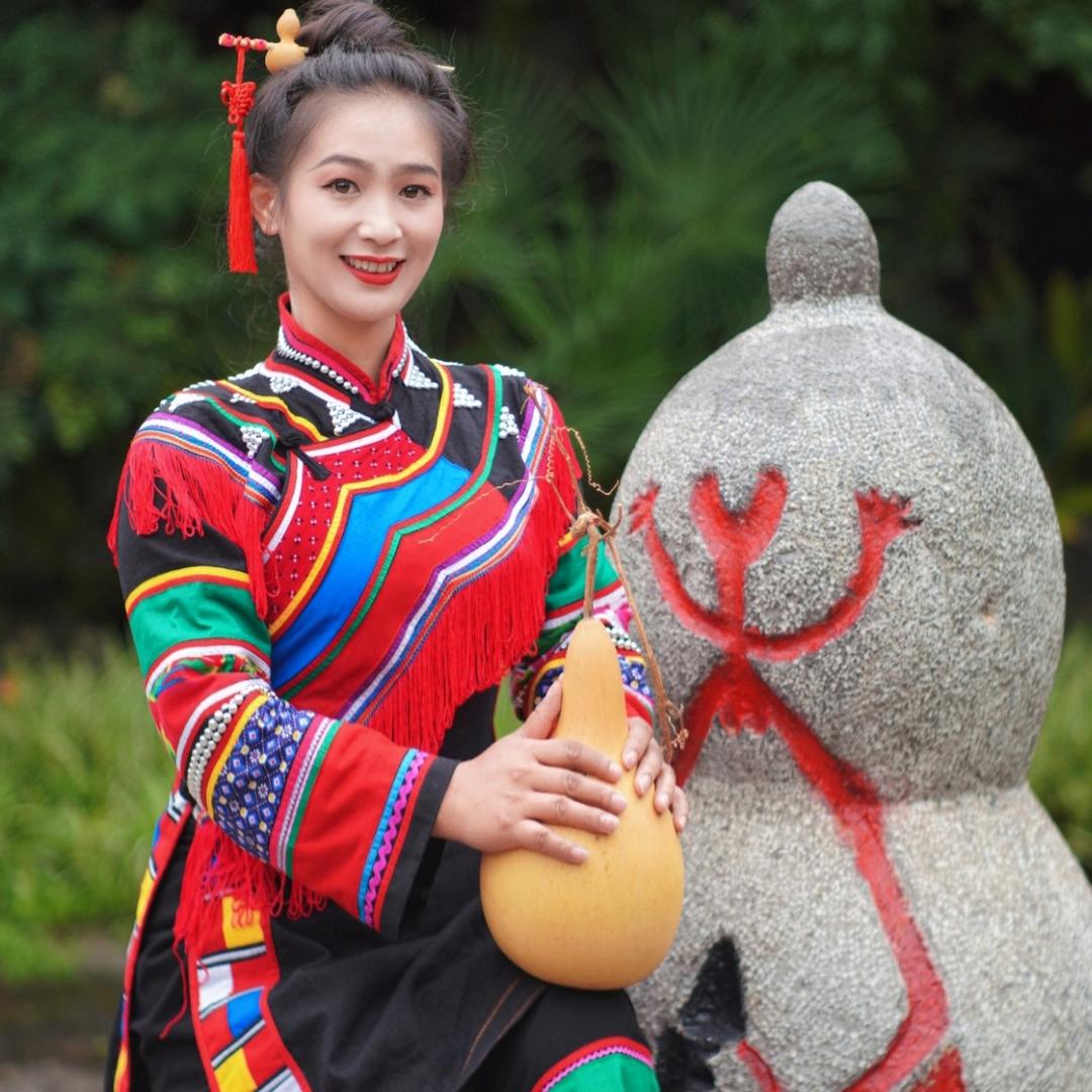 拉祜族姑娘沙拉