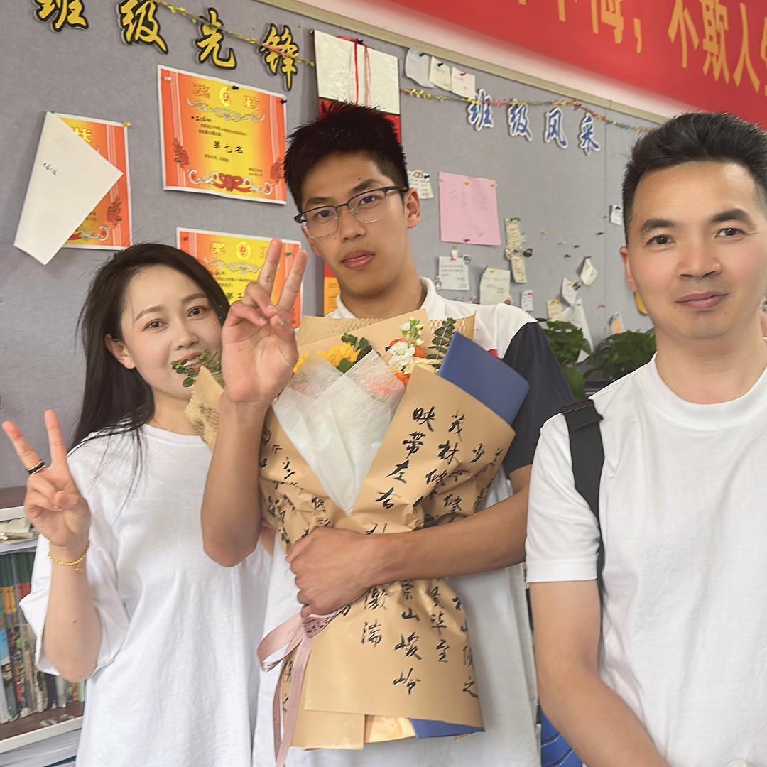 大名王国方 ，小名方果侬 又名：🦞爸爸