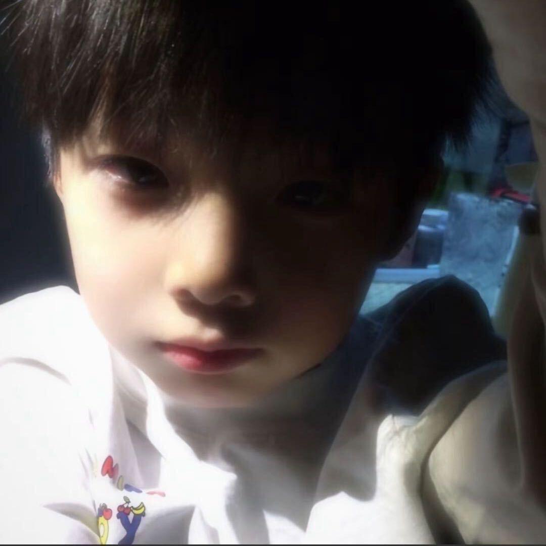 假装高冷的幼稚男孩