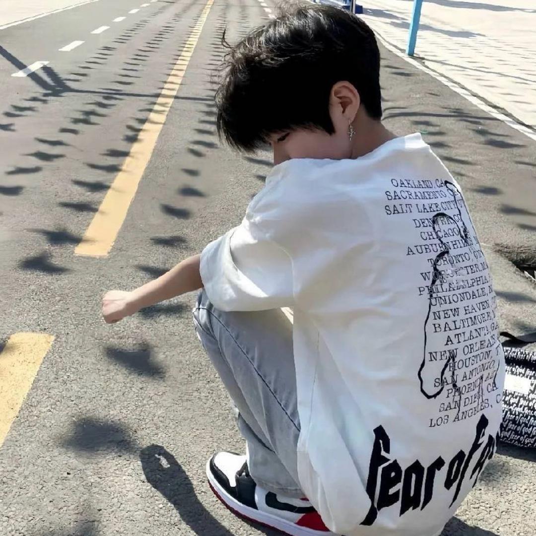 自信的男孩数码爱好者