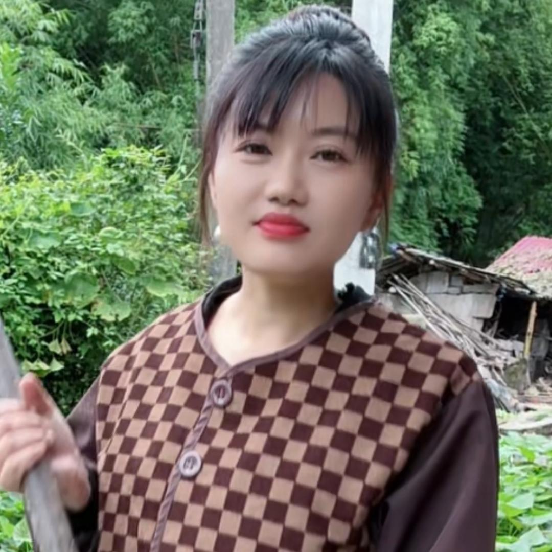 小谢（摆摊妹）