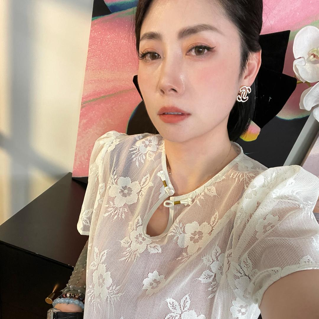 十一服饰右耳