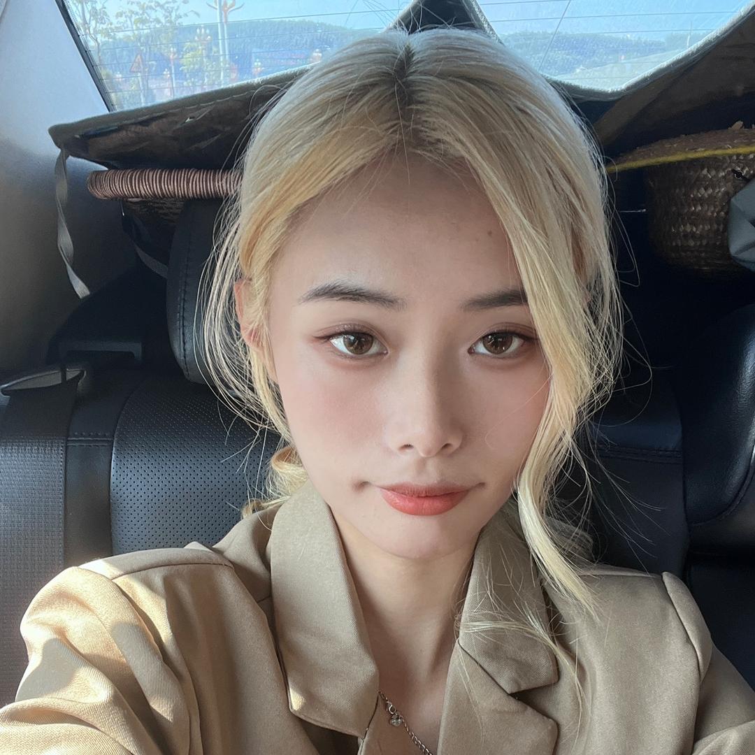 黄小薇