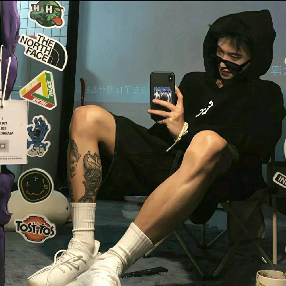 凛冬藏月色.🕸️