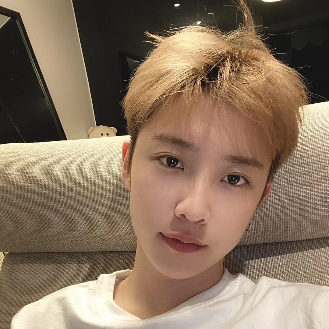 草莓不是萌妹🍓