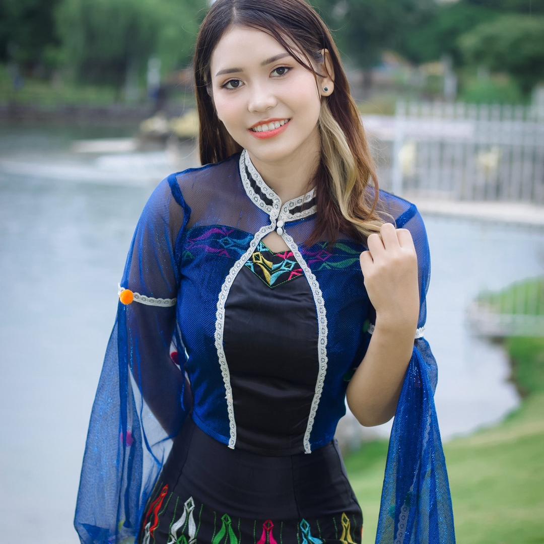 德昂族小女孩