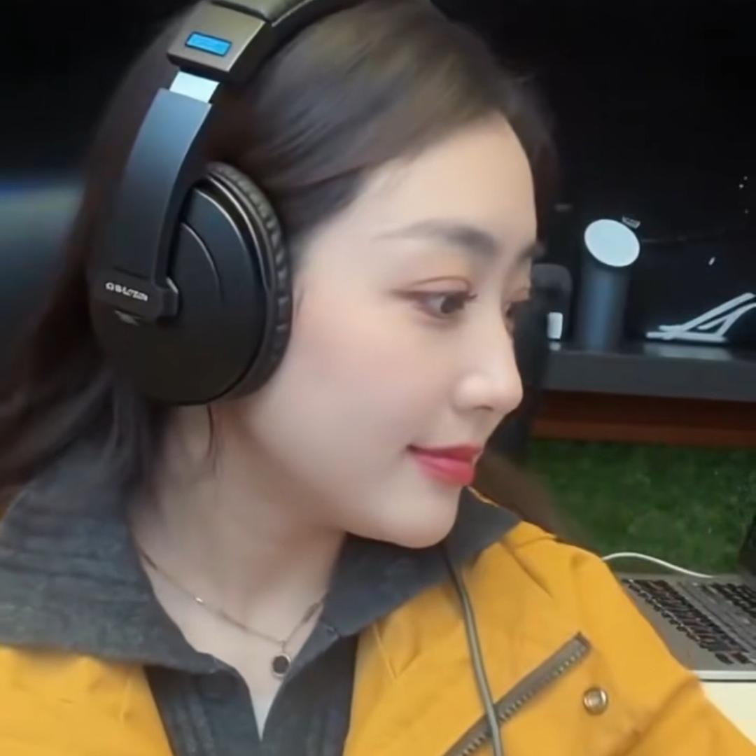 单纯的傻女，多美