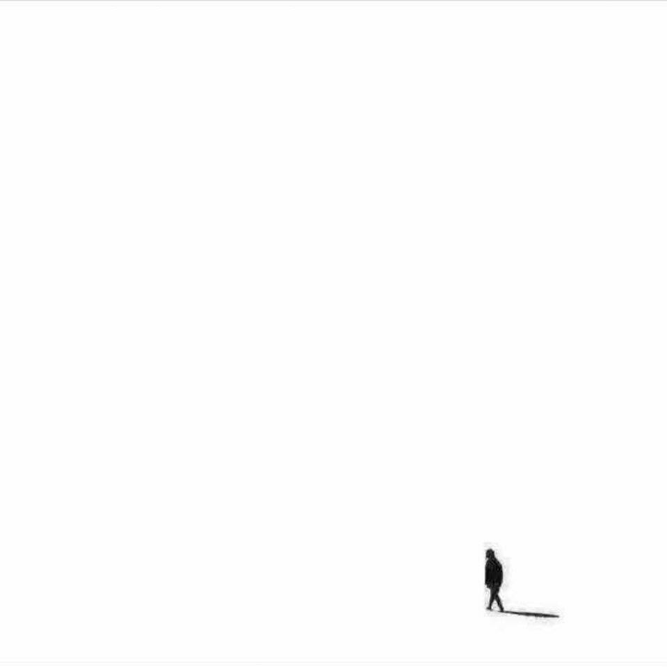 望向天空。 久疚