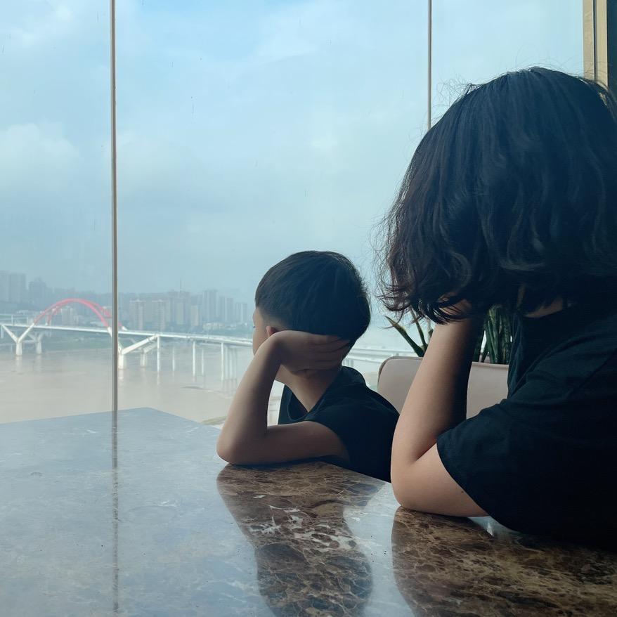 边玩边吃的小胖纸