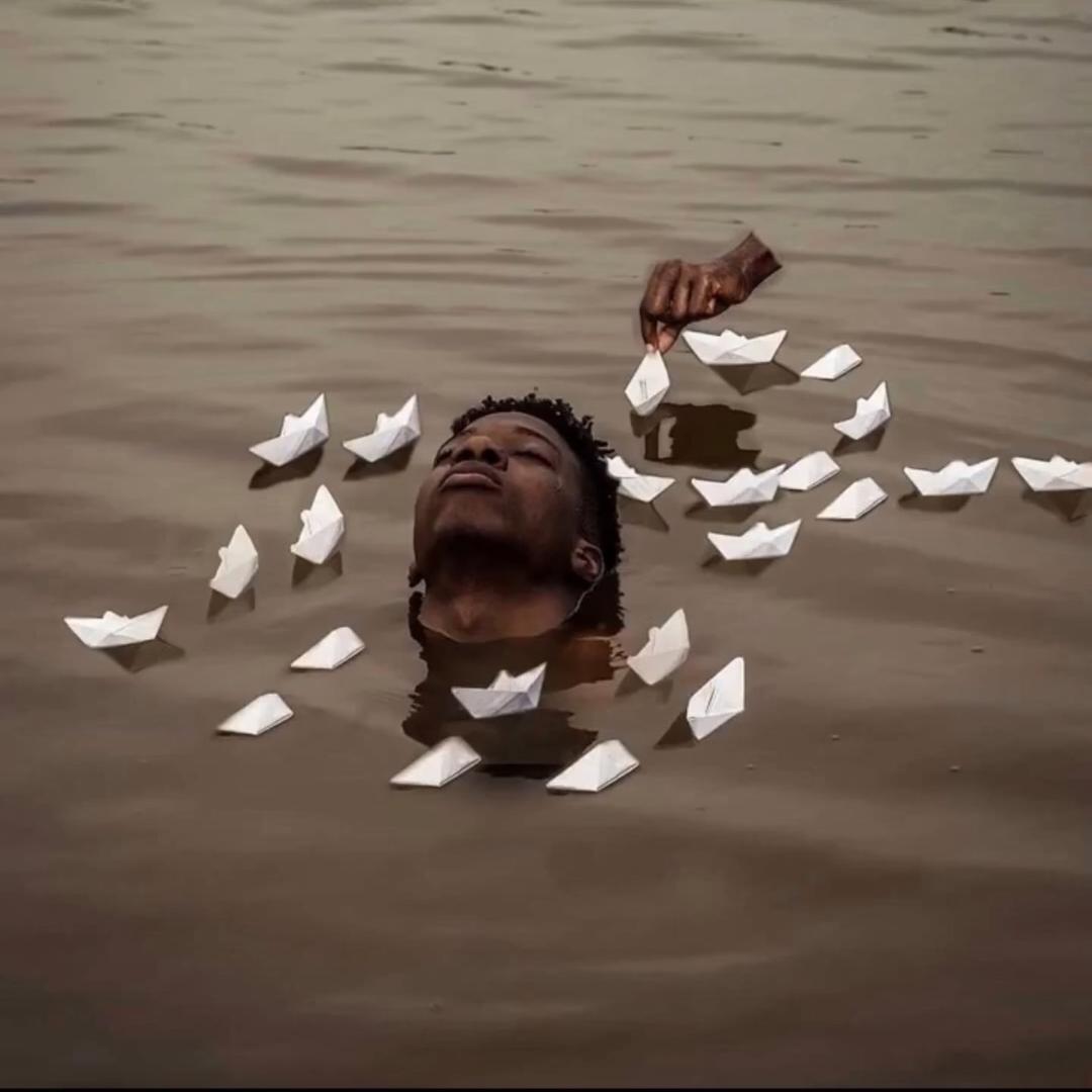 ；