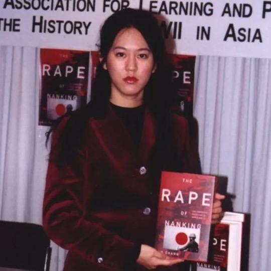 张纯如先生（书籍在橱窗）