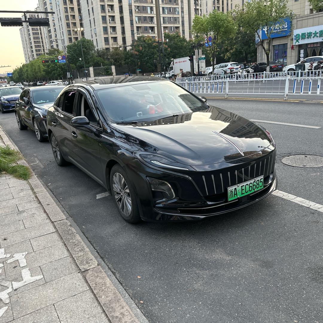 跑车挣窝囊费的滴哥