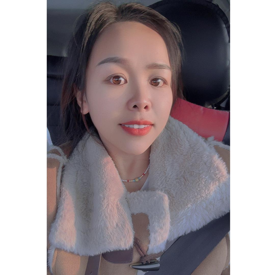 做型材灯箱的小姐姐🤪