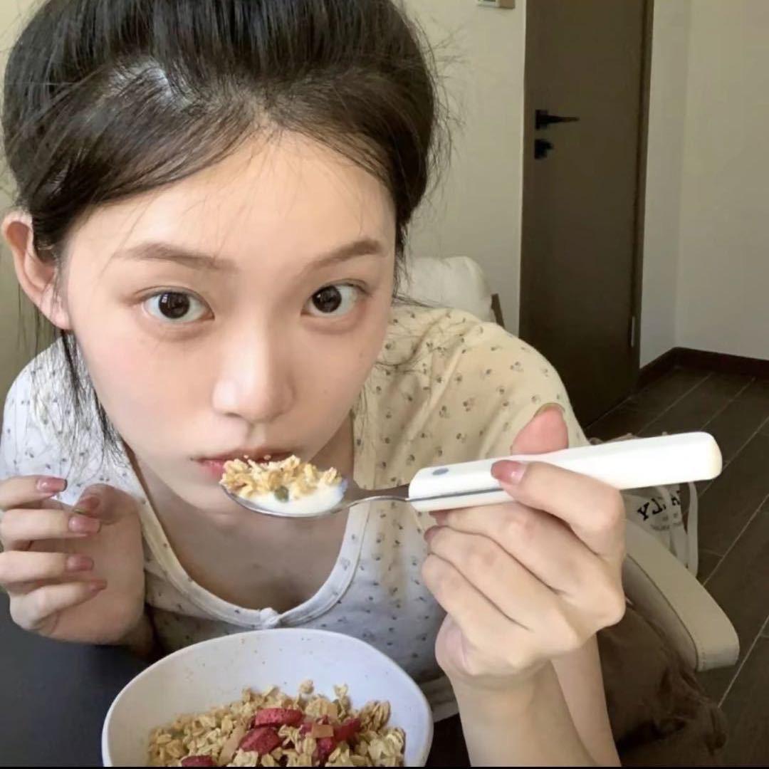 小露.