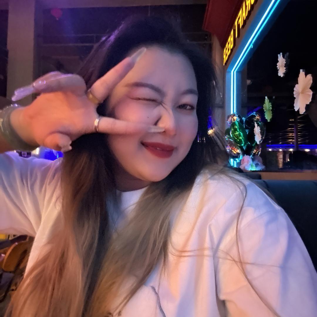 腮帮子攒满果仁的松鼠